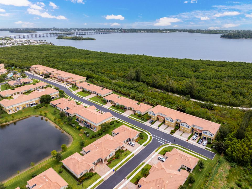 На продажу: $320,000 (2 спален, 2 ванн, 860 Квадратных фут)