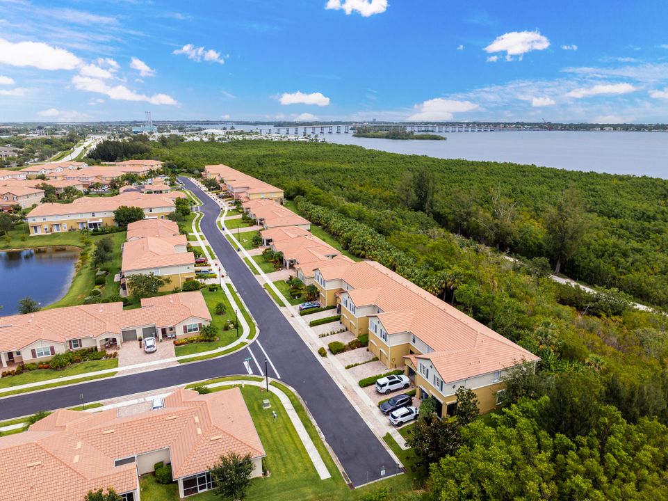 На продажу: $320,000 (2 спален, 2 ванн, 860 Квадратных фут)