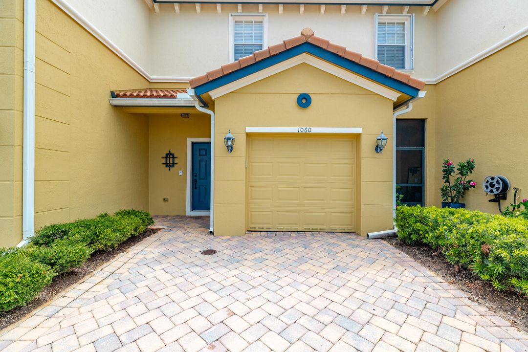 На продажу: $320,000 (2 спален, 2 ванн, 860 Квадратных фут)