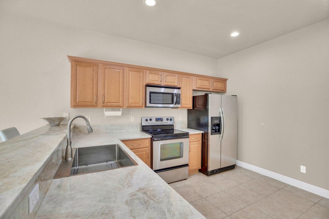 На продажу: $320,000 (2 спален, 2 ванн, 860 Квадратных фут)