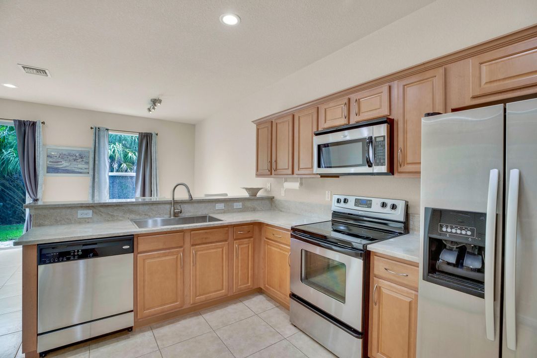 На продажу: $320,000 (2 спален, 2 ванн, 860 Квадратных фут)