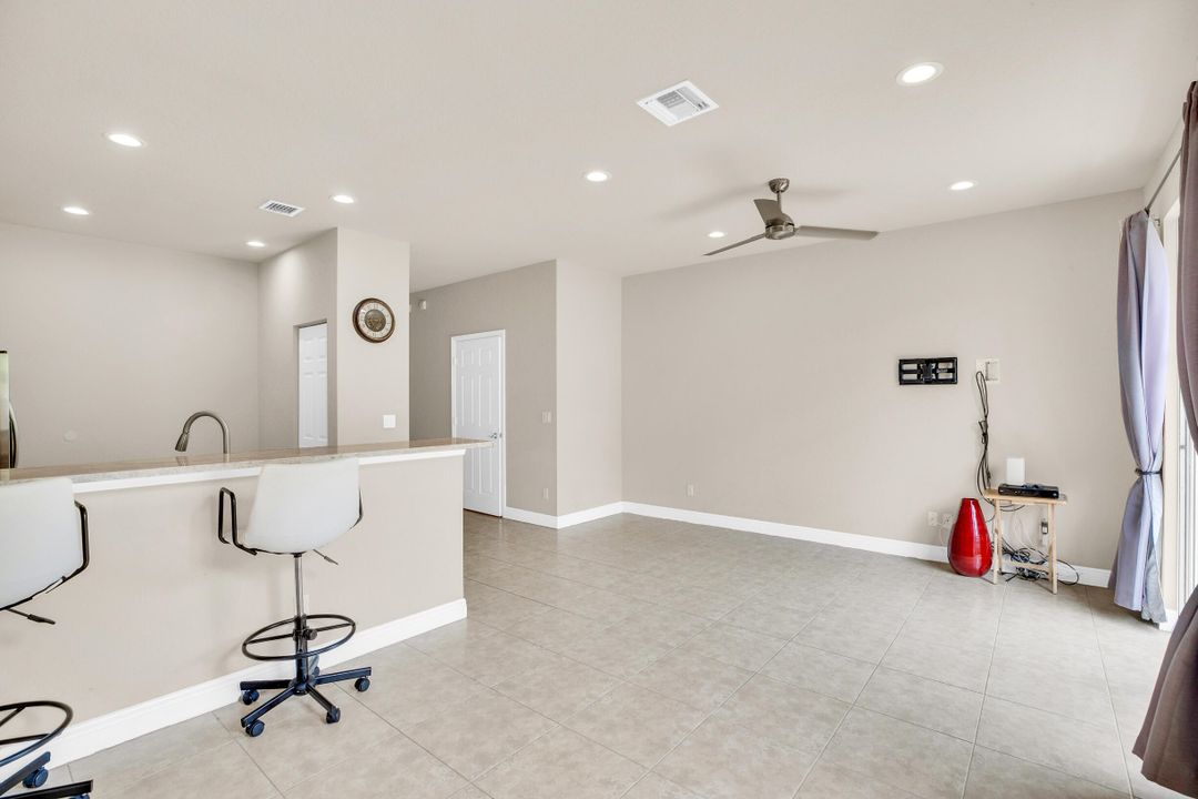 На продажу: $320,000 (2 спален, 2 ванн, 860 Квадратных фут)