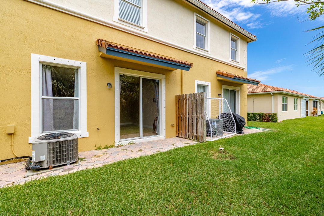 На продажу: $320,000 (2 спален, 2 ванн, 860 Квадратных фут)