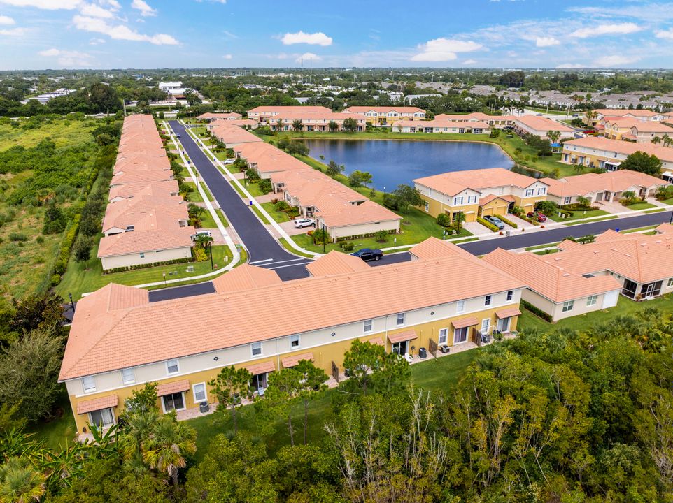 На продажу: $320,000 (2 спален, 2 ванн, 860 Квадратных фут)