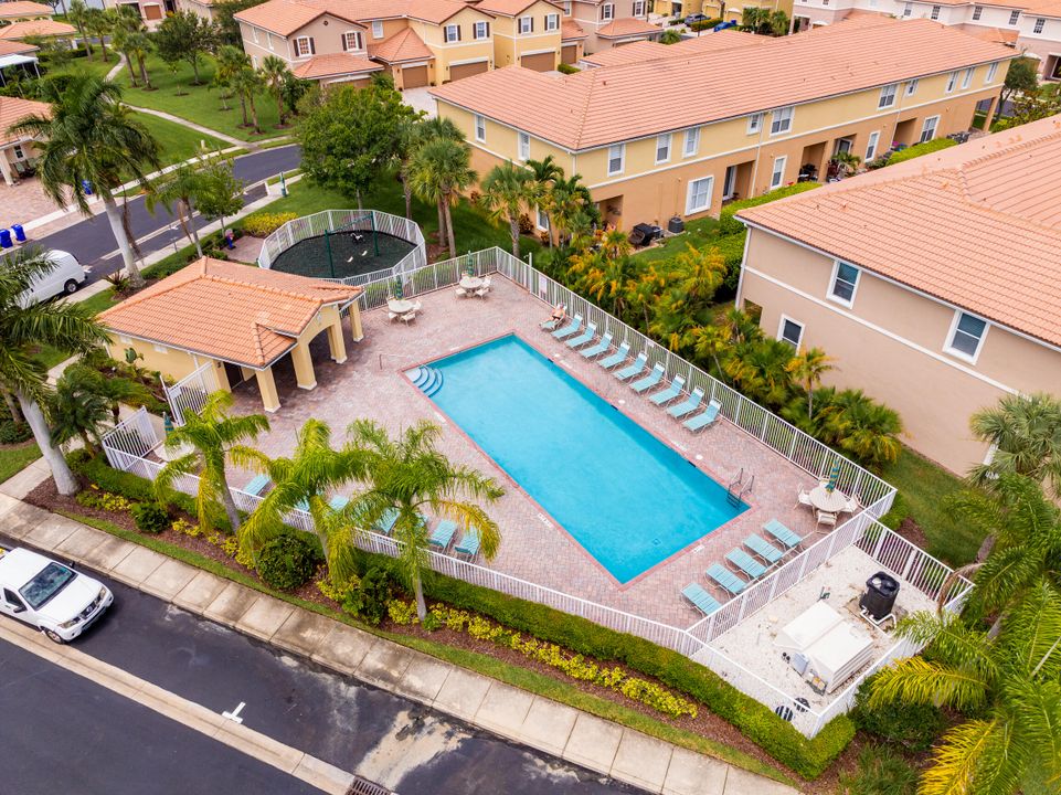 На продажу: $320,000 (2 спален, 2 ванн, 860 Квадратных фут)