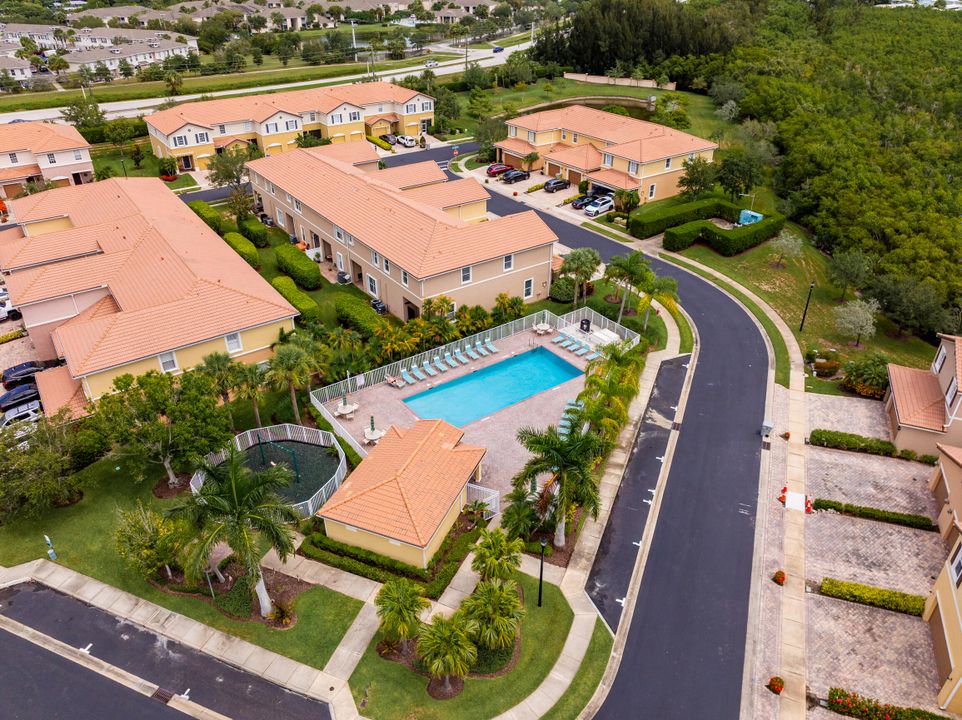 На продажу: $320,000 (2 спален, 2 ванн, 860 Квадратных фут)