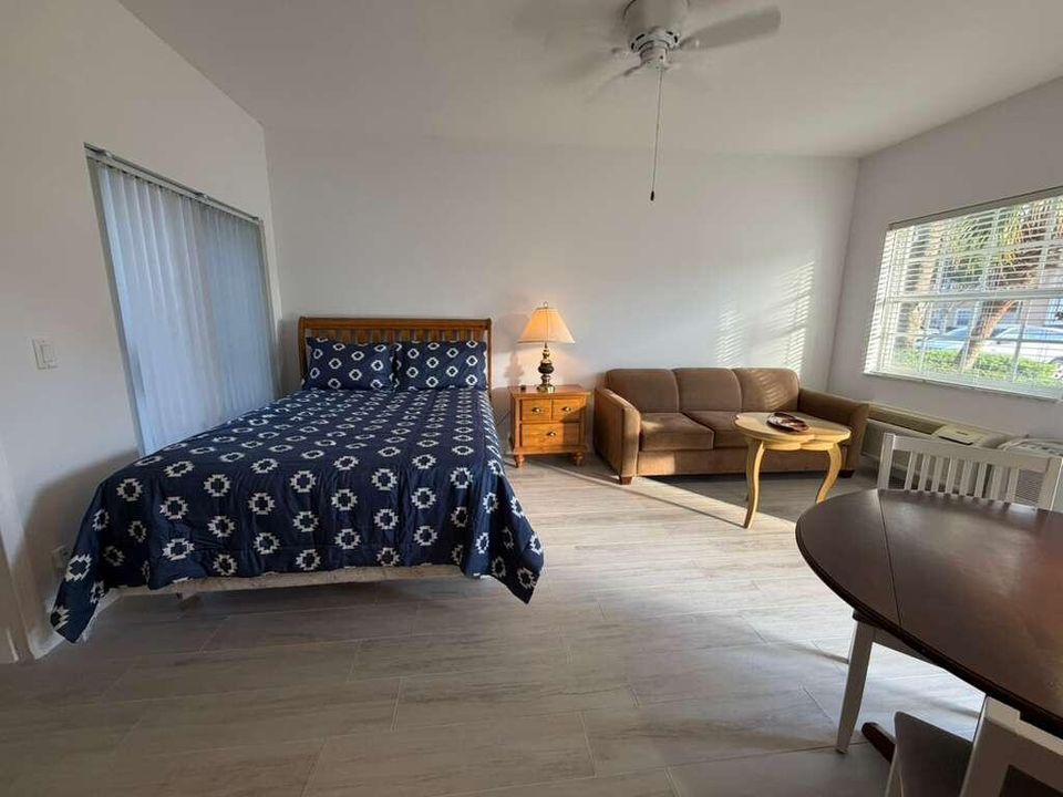 Active With Contract: $1,300 (1 beds, 1 baths, 450 Square Feet)