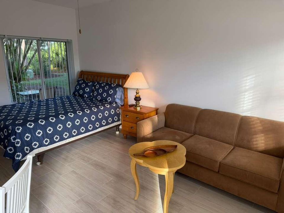 Active With Contract: $1,300 (1 beds, 1 baths, 450 Square Feet)