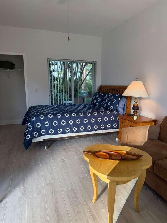 Active With Contract: $1,300 (1 beds, 1 baths, 450 Square Feet)