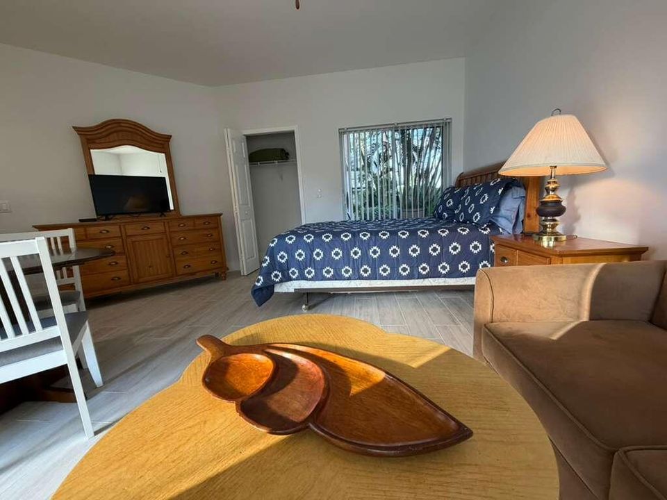 Active With Contract: $1,300 (1 beds, 1 baths, 450 Square Feet)