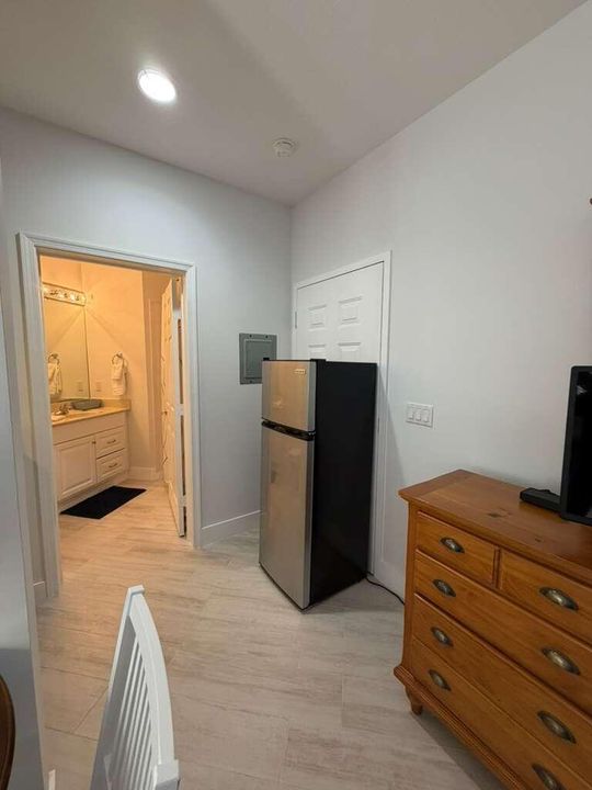 Active With Contract: $1,300 (1 beds, 1 baths, 450 Square Feet)