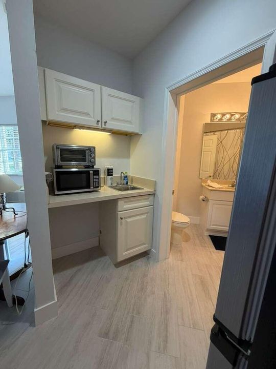 Active With Contract: $1,300 (1 beds, 1 baths, 450 Square Feet)