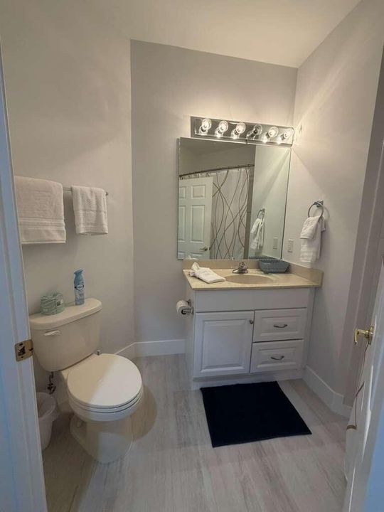 Active With Contract: $1,300 (1 beds, 1 baths, 450 Square Feet)