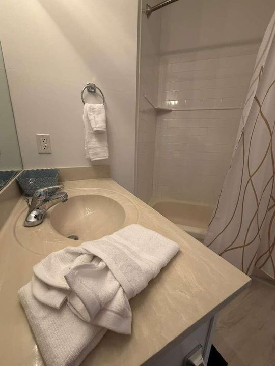 Active With Contract: $1,300 (1 beds, 1 baths, 450 Square Feet)