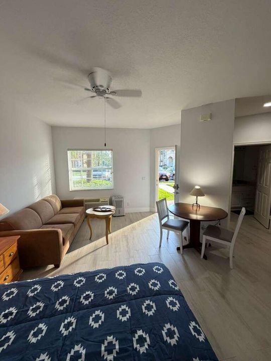 Active With Contract: $1,300 (1 beds, 1 baths, 450 Square Feet)