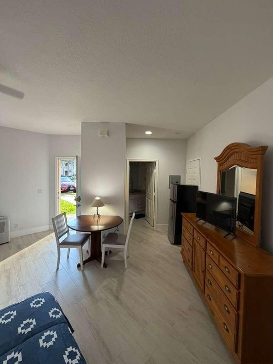 Active With Contract: $1,300 (1 beds, 1 baths, 450 Square Feet)