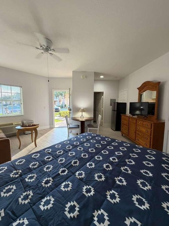 Active With Contract: $1,300 (1 beds, 1 baths, 450 Square Feet)