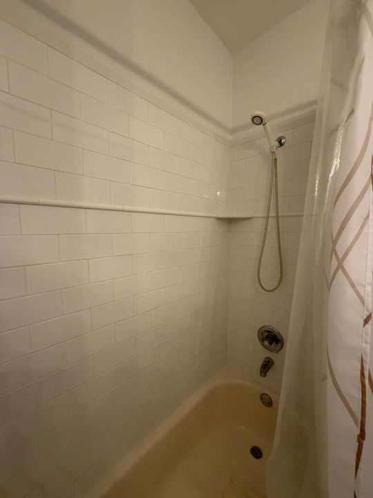 Active With Contract: $1,300 (1 beds, 1 baths, 450 Square Feet)