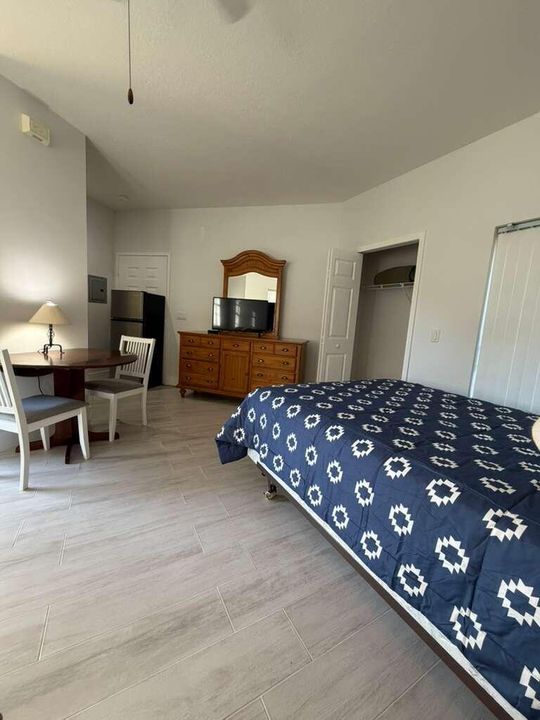 Active With Contract: $1,300 (1 beds, 1 baths, 450 Square Feet)