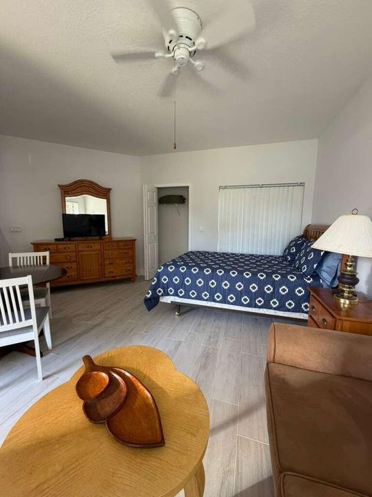 Active With Contract: $1,300 (1 beds, 1 baths, 450 Square Feet)