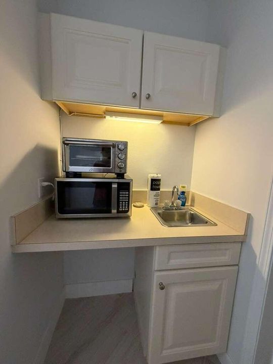 Active With Contract: $1,300 (1 beds, 1 baths, 450 Square Feet)