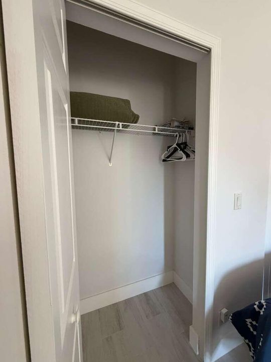 Active With Contract: $1,300 (1 beds, 1 baths, 450 Square Feet)