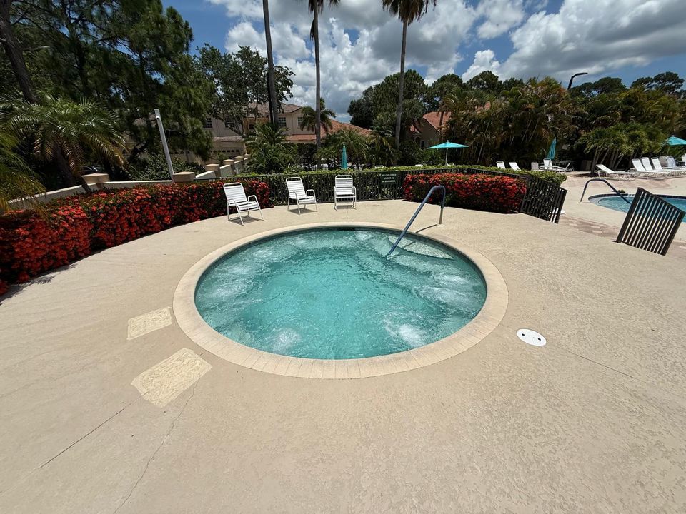 Active With Contract: $1,300 (1 beds, 1 baths, 450 Square Feet)