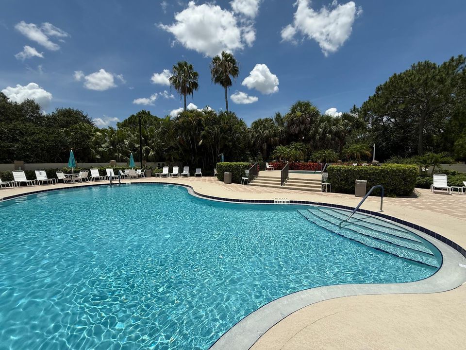 Active With Contract: $1,300 (1 beds, 1 baths, 450 Square Feet)