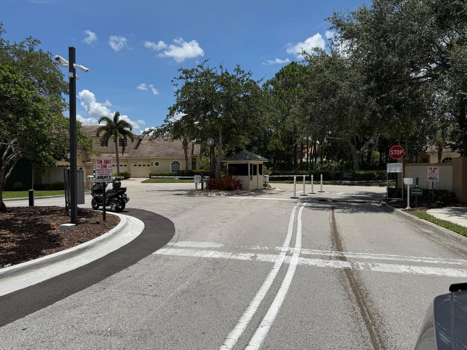 Active With Contract: $1,300 (1 beds, 1 baths, 450 Square Feet)