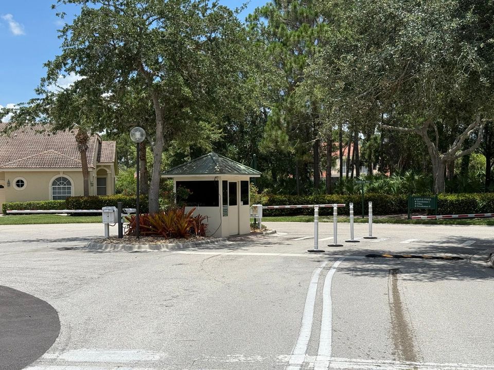 Active With Contract: $1,300 (1 beds, 1 baths, 450 Square Feet)