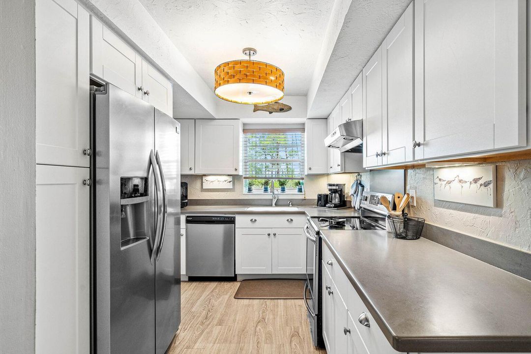 For Rent: $1,900 (1 beds, 1 baths, 816 Square Feet)