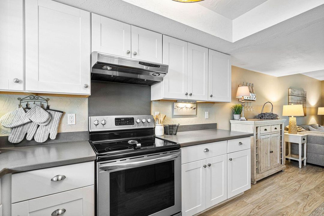 For Rent: $1,900 (1 beds, 1 baths, 816 Square Feet)