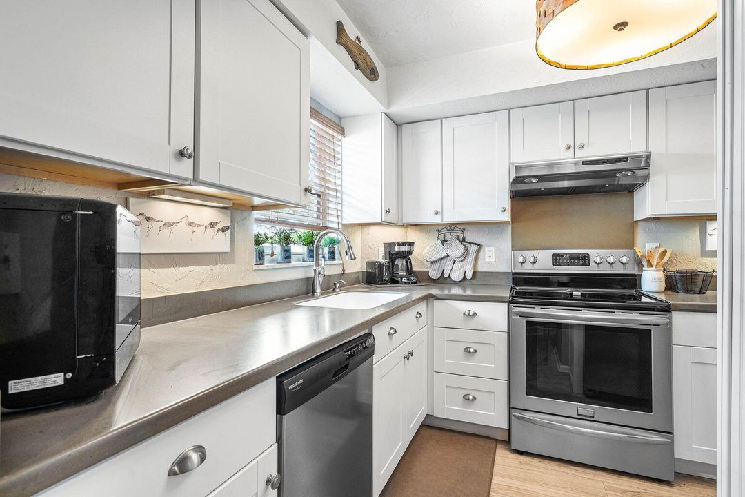 For Rent: $1,900 (1 beds, 1 baths, 816 Square Feet)