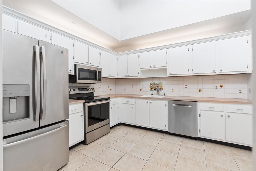 На продажу: $230,000 (2 спален, 2 ванн, 1188 Квадратных фут)