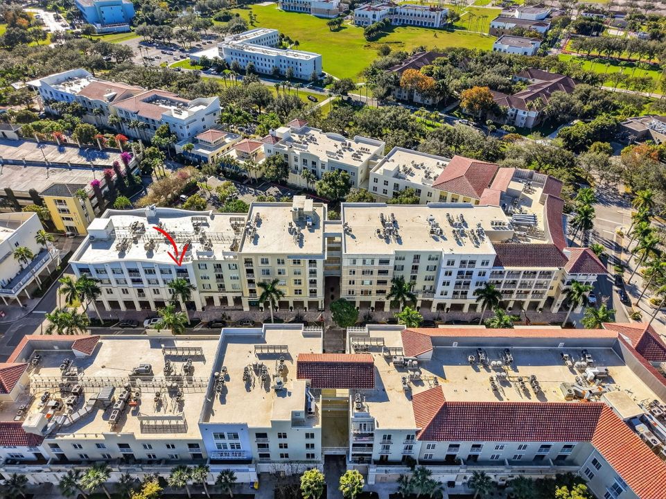 For Sale: $278,000 (1 beds, 1 baths, 719 Square Feet)