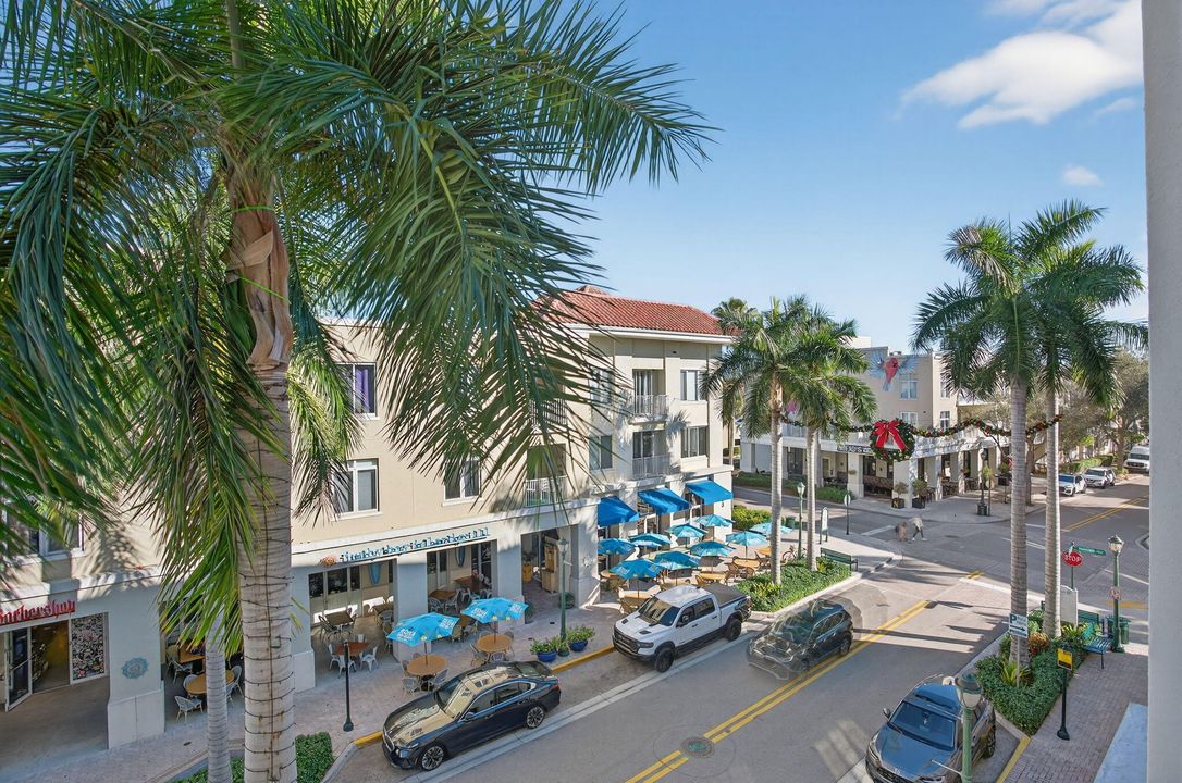 For Sale: $278,000 (1 beds, 1 baths, 719 Square Feet)