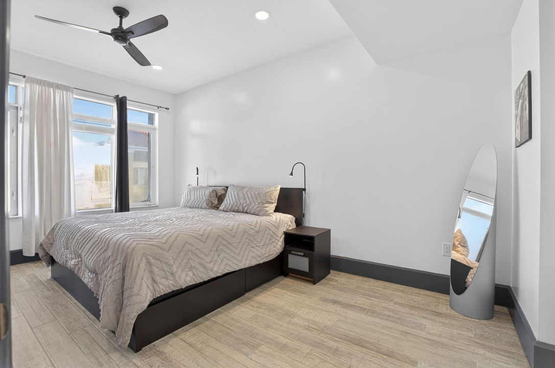 For Sale: $278,000 (1 beds, 1 baths, 719 Square Feet)