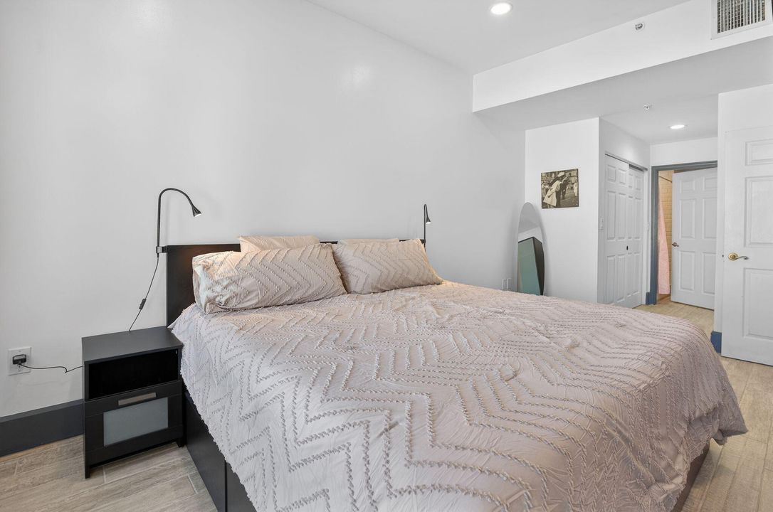 For Sale: $278,000 (1 beds, 1 baths, 719 Square Feet)