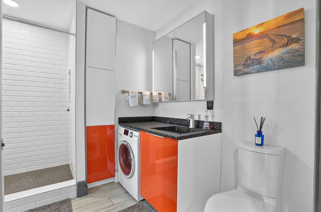 For Sale: $278,000 (1 beds, 1 baths, 719 Square Feet)