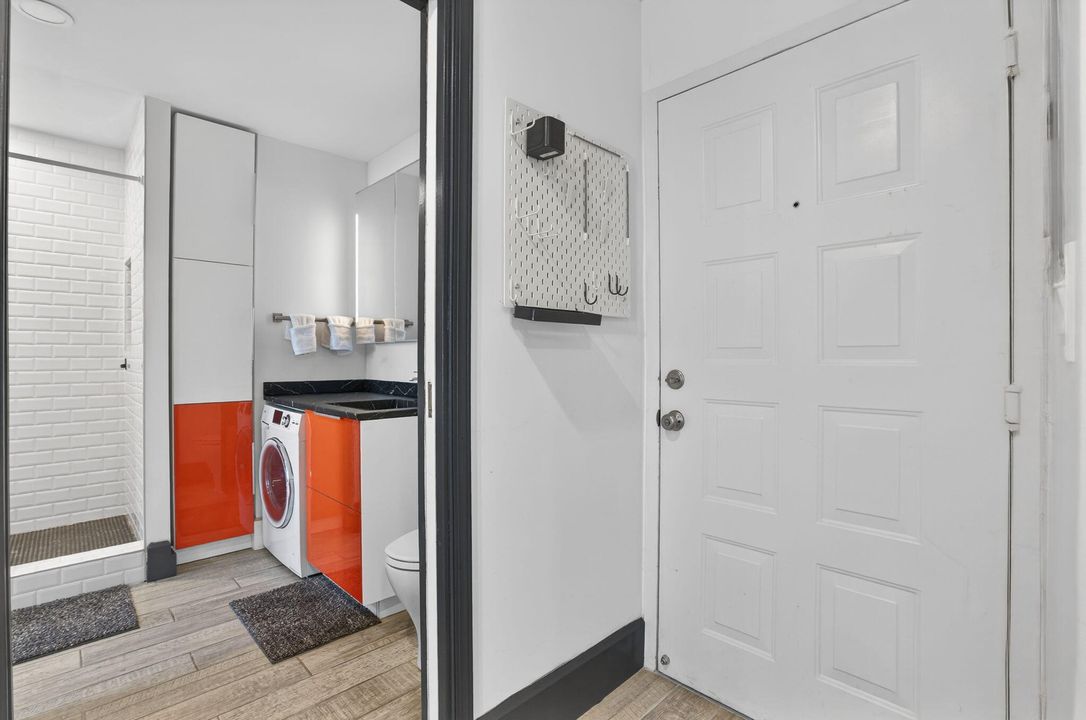 For Sale: $278,000 (1 beds, 1 baths, 719 Square Feet)