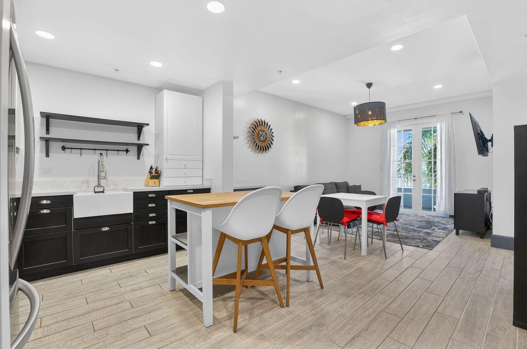 For Sale: $278,000 (1 beds, 1 baths, 719 Square Feet)