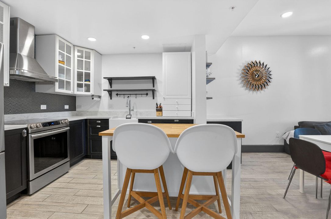 For Sale: $278,000 (1 beds, 1 baths, 719 Square Feet)