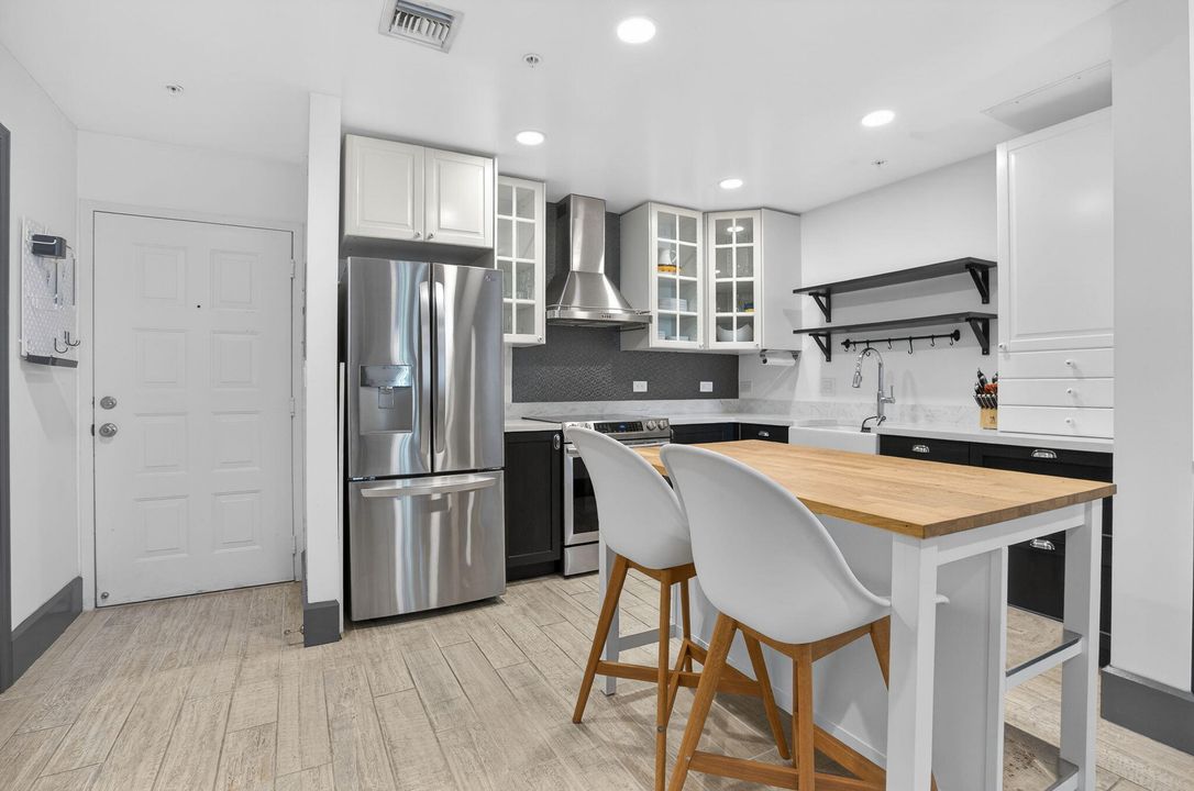 For Sale: $278,000 (1 beds, 1 baths, 719 Square Feet)