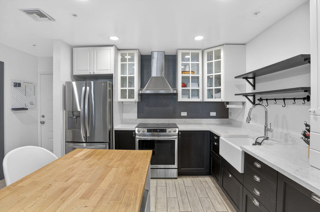 For Sale: $278,000 (1 beds, 1 baths, 719 Square Feet)