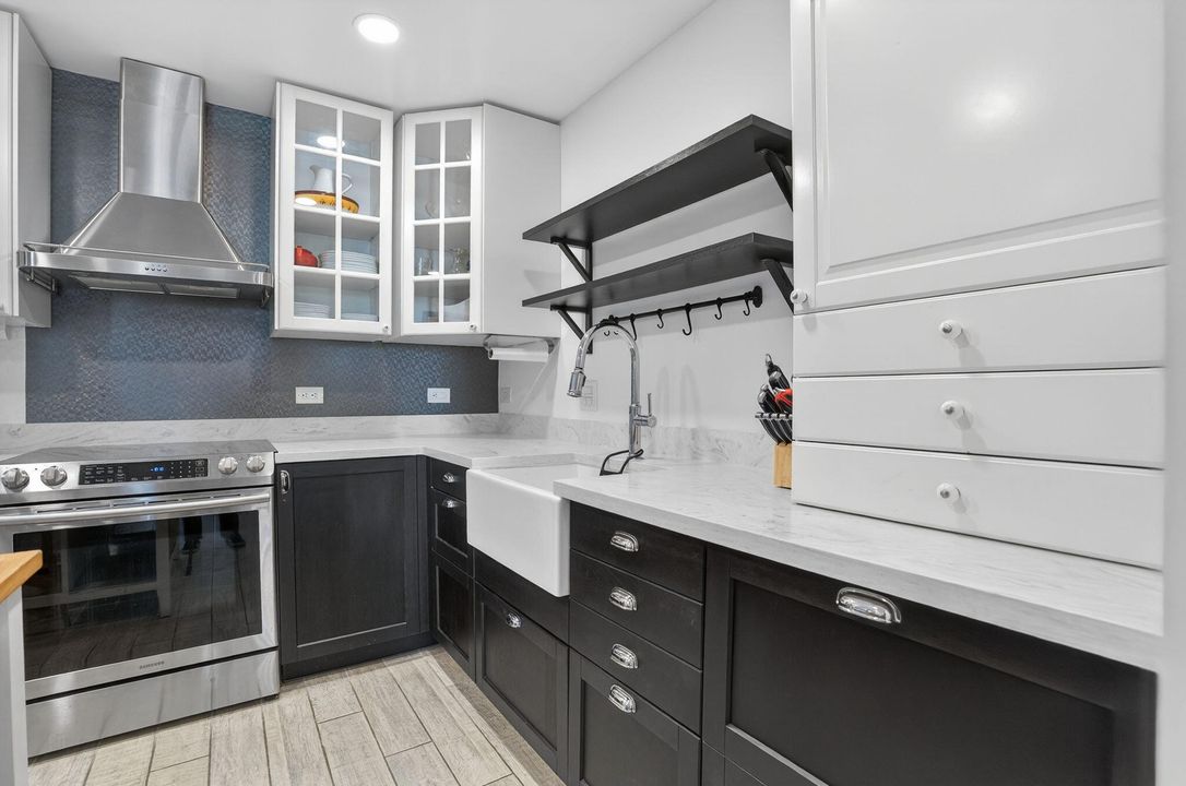 For Sale: $278,000 (1 beds, 1 baths, 719 Square Feet)