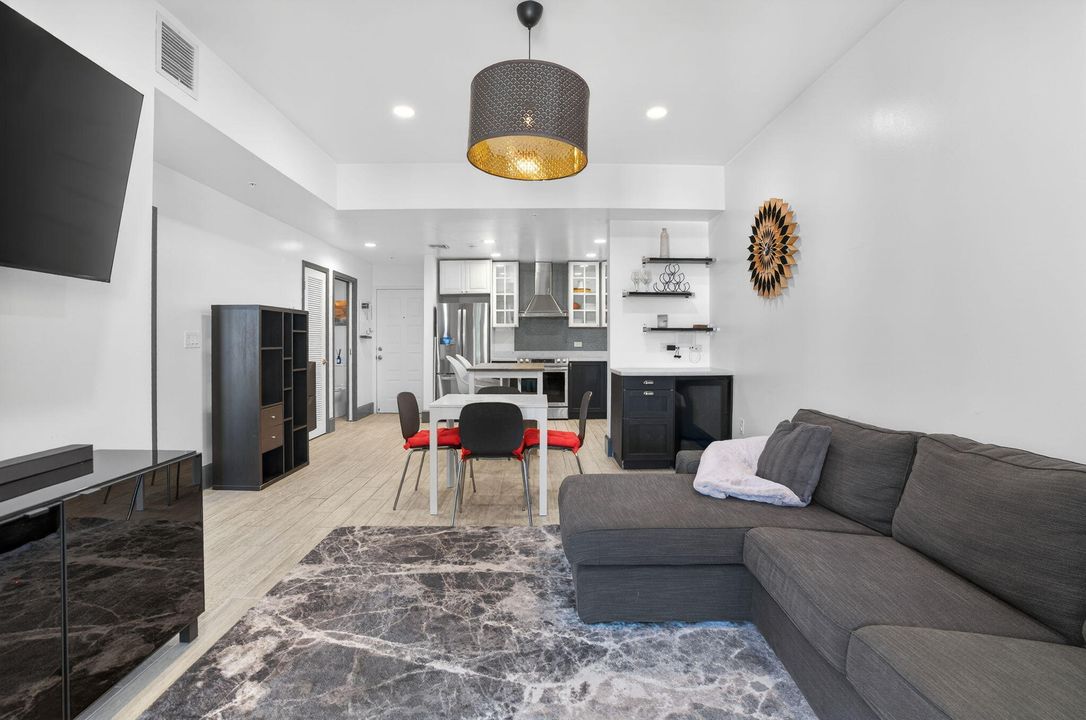 For Sale: $278,000 (1 beds, 1 baths, 719 Square Feet)