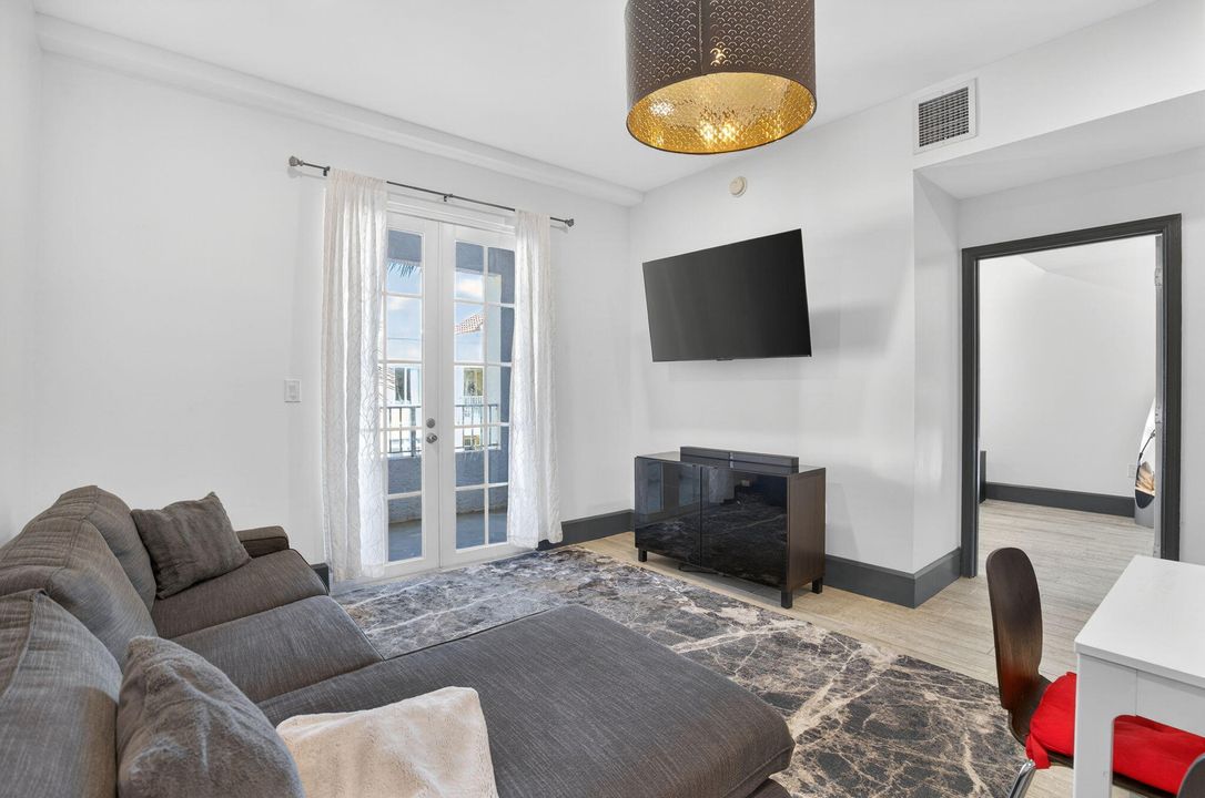 For Sale: $278,000 (1 beds, 1 baths, 719 Square Feet)