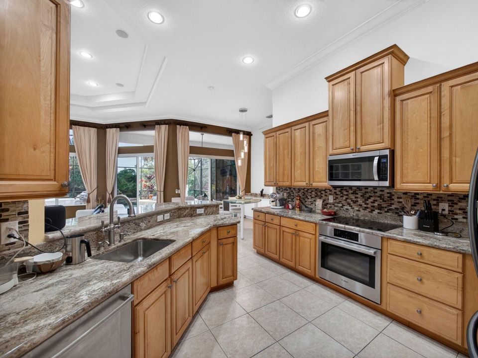 En Venta: $715,000 (3 camas, 3 baños, 2708 Pies cuadrados)