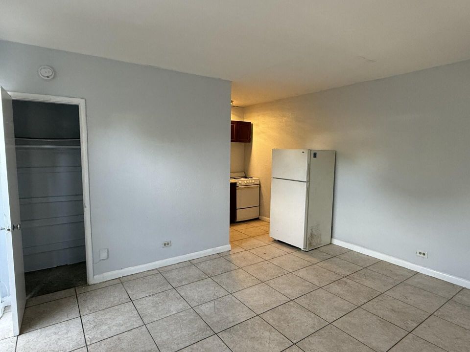 For Rent: $1,200 (0 beds, 1 baths, 300 Square Feet)