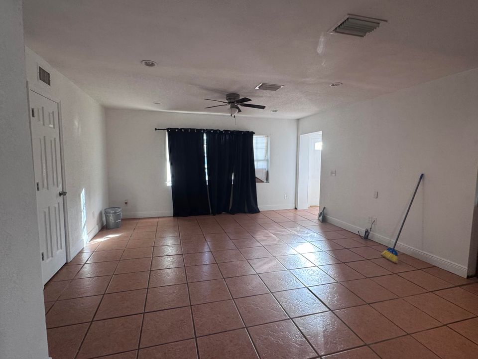 For Rent: $2,000 (3 beds, 2 baths, 1382 Square Feet)